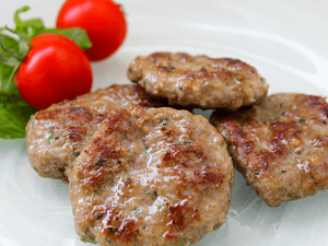 Almôndegas de Vaca com Tomate Confitado e Espinafres Bebé Almôndegas de Vaca com Tomate Confitado e Espinafres Bebé