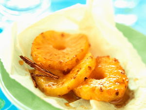 Papelotes de fruta com molho de especiarias Papelotes de fruta com molho de especiarias