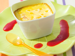 Flan de Alperce com Calda de Framboesa