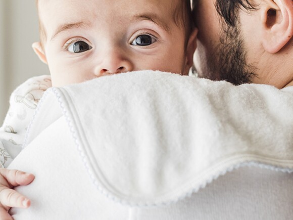Pai a prevenir refluxo bebé