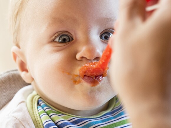 Bebé a comer alimentos sólidos