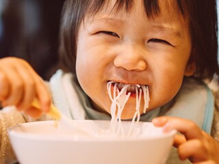Criança a ter refeição em família