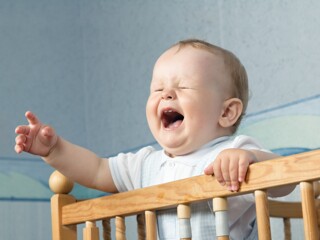Porque o bebé chora mal fica de noite?