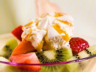 Salada de Fruta em Infusão de Alecrim com Gelado de Caramelo