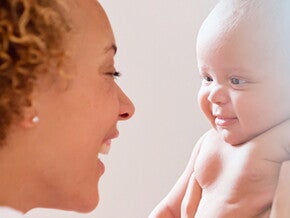Mãe dá boa alimentação ao bebé Mãe dá boa alimentação ao bebé