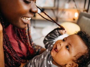 bebé a olhar para a mãe