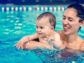 bebe na piscina com mãe em natação para bébés