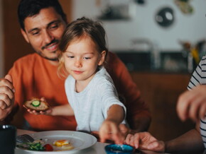 quando as crianças começam a partilhar a comida em família