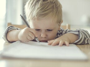 bebé a desenhar