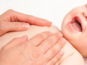 Mãe a fazer massagens ao bebé