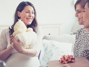 Chá de bebé – mãe com amigas e família