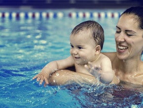 Bebé na piscina