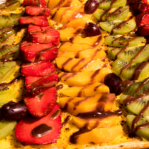 Carpaccio de fruta com molho de chocolate