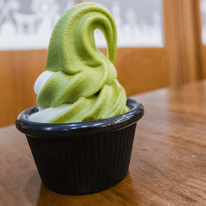 Sundae de Fruta com Menta e Chantili de Chocolate