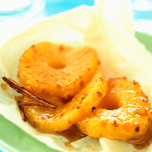 Papelotes de fruta com molho de especiarias Papelotes de fruta com molho de especiarias