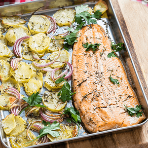 Redfish de Cebolada com Batatatinhas e Tomates Assados