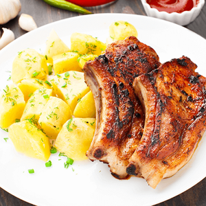 Costeletas assadas com batatas