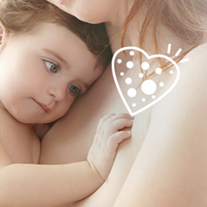 Bebé saciado ao colo da mãe