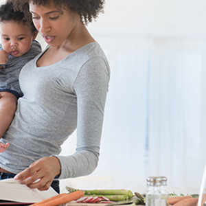 Mãe a ver dicas de alimentação para o bebé