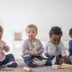 bebes a brincar na creche