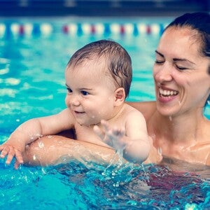 bebe na piscina com mãe em natação para bébés