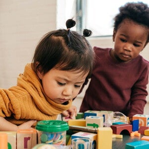 criança a brincar na creche