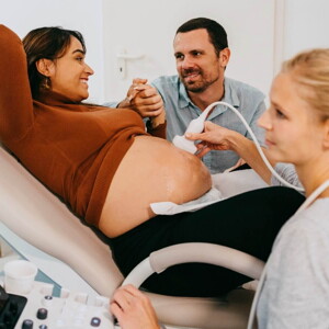 Grávida a perguntar ao médico sobre o diagnóstico pré-natal