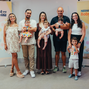 Pais felizes a sorrir enquanto aguardam seu bebé