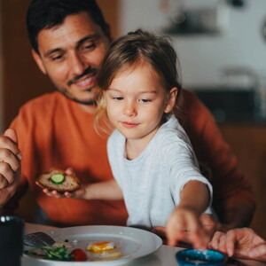 quando as crianças começam a partilhar a comida em família