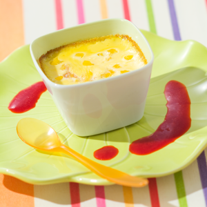Flan de Alperce com Calda de Framboesa Flan de Alperce com Calda de Framboesa