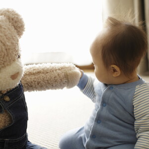 bebé com peluche