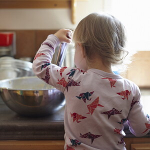 Bebé a brincar na cozinha