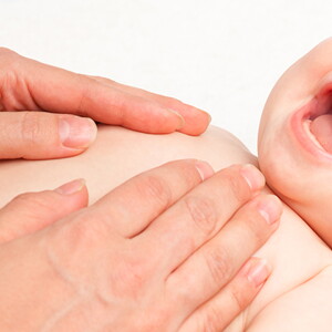 Mãe a fazer massagens ao bebé