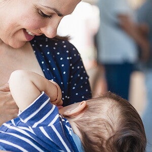 Mãe a amamentar em público