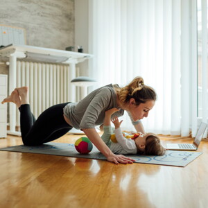 mulher a fazer exercício físico com bebé