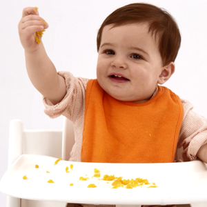Ajudar o bebé a comer sozinho