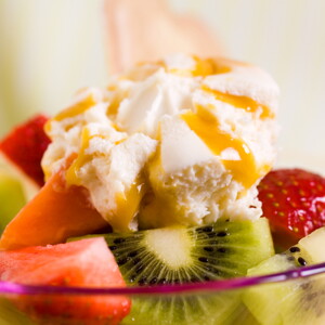Salada de Fruta em Infusão de Alecrim com Gelado de Caramelo Salada de Fruta em Infusão de Alecrim com Gelado de Caramelo