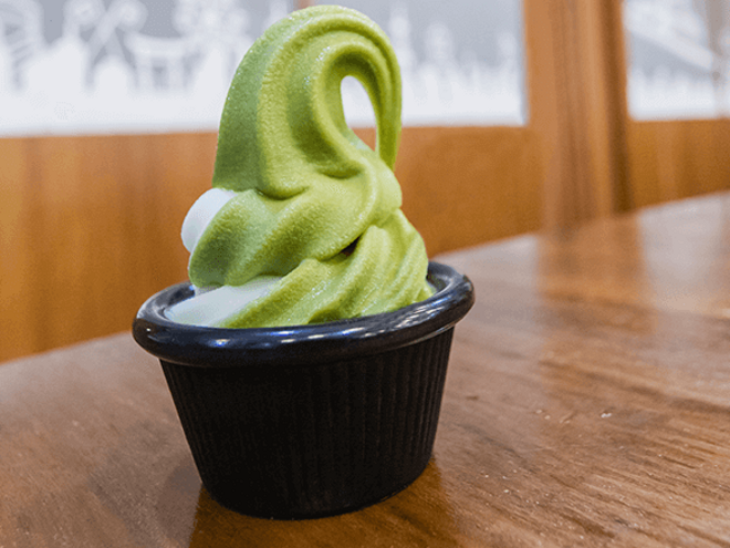 Sundae de Fruta com Menta e Chantili de Chocolate Sundae de Fruta com Menta e Chantili de Chocolate
