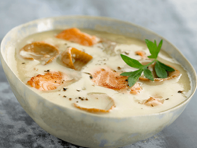 Sopa de Alho Francês, Cenoura e Massinha com Salmão