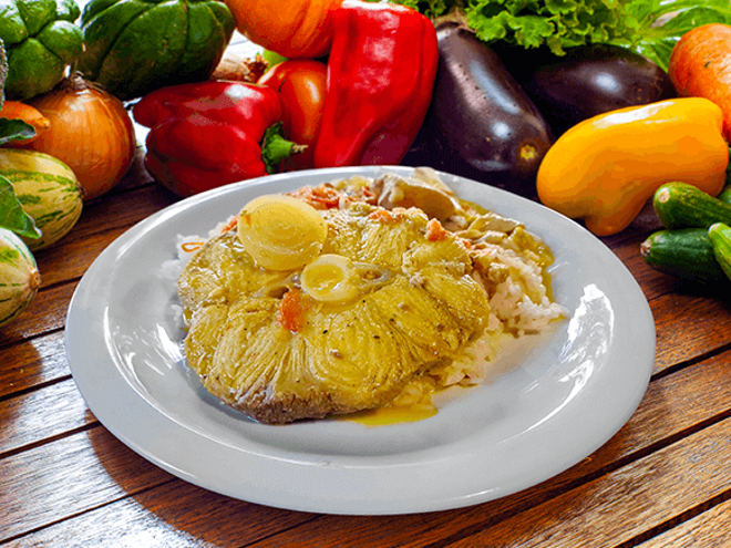 Cação em Tomate com Puré de Batata e Cenoura Cação em Tomate com Puré de Batata e Cenoura