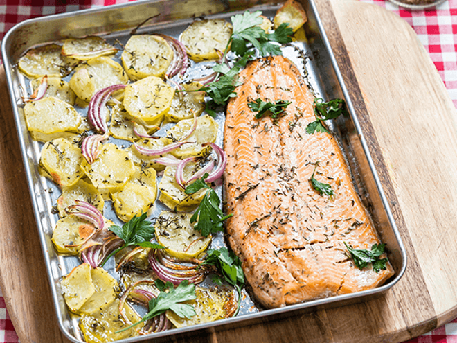 Redfish de Cebolada com Batatatinhas e Tomates Assados