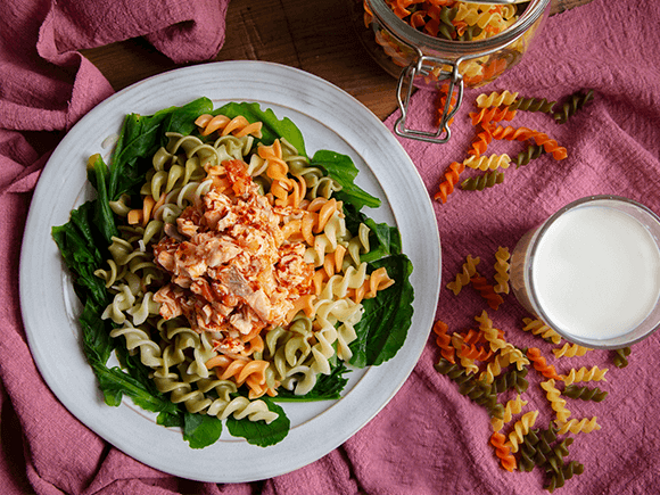 Linguado gratinado com Molho de Tomate e Penne Tricolor