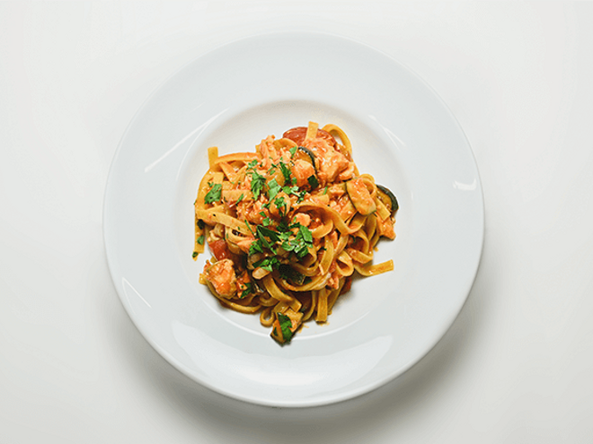 Cavala em Caminha de Legumes com Tagliatelle Cavala em Caminha de Legumes com Tagliatelle