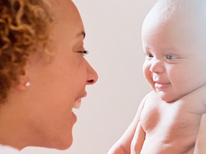 Mãe dá boa alimentação ao bebé 