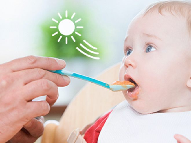 Pai a alimentar o bebé Pai a alimentar o bebé