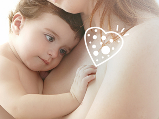 Bebé saciado ao colo da mãe Bebé saciado ao colo da mãe