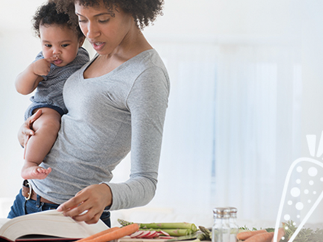 Mãe a ver dicas de alimentação para o bebé