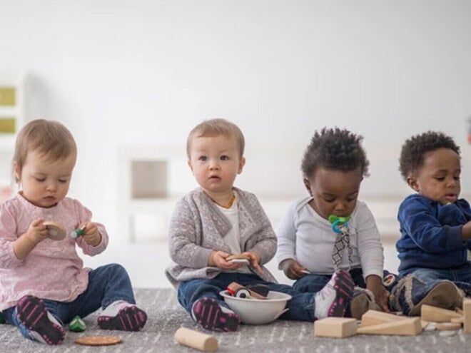 bebes a brincar na creche