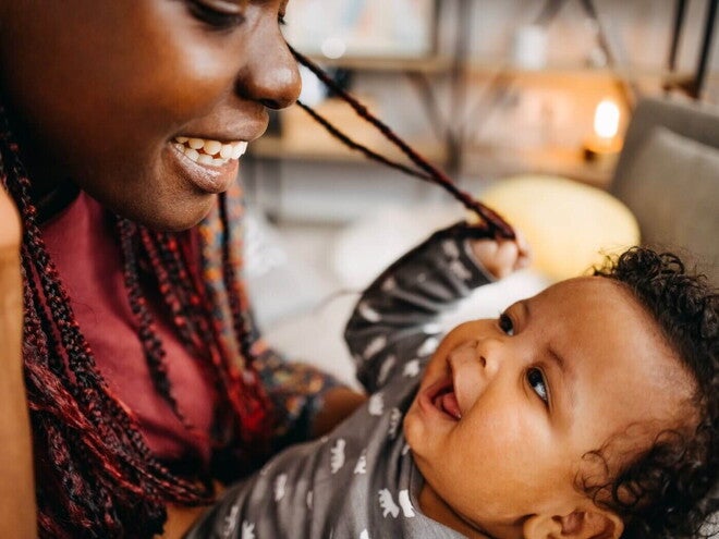 bebé a olhar para a mãe bebé a olhar para a mãe