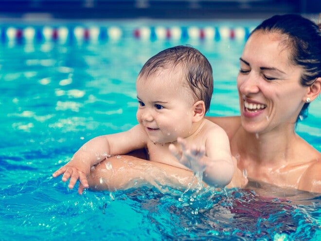bebe na piscina com mãe em natação para bébés